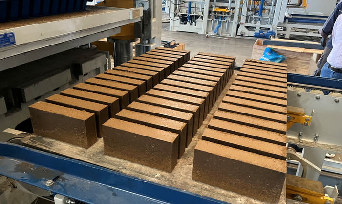 ZN1500 ਪੂਰੀ ਤਰ੍ਹਾਂ ਆਟੋਮੈਟਿਕ ਇੱਟ ਬਣਾਉਣ ਵਾਲੀ ਮਸ਼ੀਨ ਸਲੱਜ ਰਿਸੋਰਸ ਯੂਟੀਲਾਈਜ਼ੇਸ਼ਨ ਵਿੱਚ ਪੂਰਬੀ ਚੀਨ ਦੇ ਗਾਹਕ ਨੂੰ ਸ਼ਕਤੀ ਪ੍ਰਦਾਨ ਕਰਦੀ ਹੈ